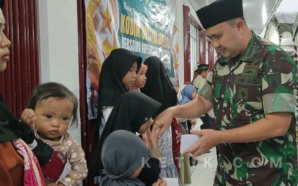 Thumbnail Berita - Sentuhan Kasih TNI di Bulan Suci, Kodim 0813 Bojonegoro Santuni Dhuafa dan Gelar Bazar di KDMP Kalitidu