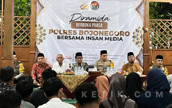 Thumbnail Berita - Ramadan Penuh Makna, Polres Bojonegoro Gandeng Insan Pers Tebar Kebahagiaan untuk Yatim