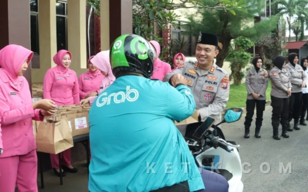 Thumbnail Berita - Kapolres Bangkalan dan Kasatlantas Pimpin Pembagian Takjil di Beberapa Ruas Jalan