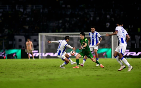 Thumbnail Berita - Tensi Tinggi hingga Akhir Pertandingan, Laga Persebaya vs Persib Berakhir Imbang 2-2