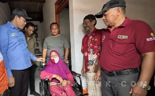 Thumbnail Berita - Bupati Subandi Sayangi Rakyat Sidoarjo, Bantu Warga Sakit dan Rumah Rusak Parah