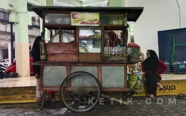 Thumbnail Sejak 1987! Awalnya Jualan Keliling, Bakso ’’Ho’oh Tenan’’ Kini Jadi Favorit Santri Al-Jihad