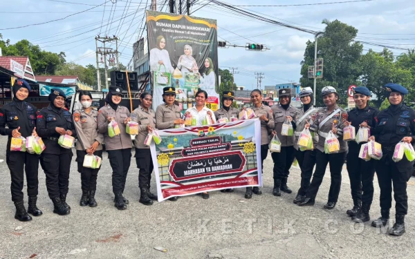Ramadan 1447 H, Polwan Polda Papua Barat dan Polresta Manokwari Gelar Bagi-bagi Takjil