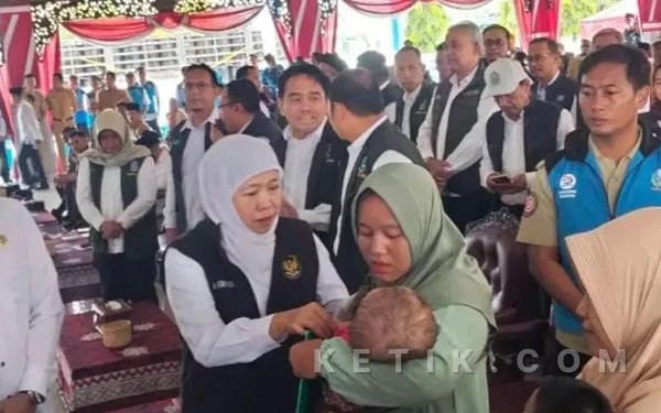 Thumbnail Berita - Sapa Bansos di Sampang, Khofifah: Ini Bukan Sekadar Bantuan, Tapi Ikhtiar Bangun Kemandirian Warga