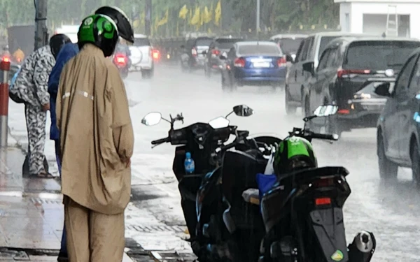 Thumbnail Berita - Perkiraan Cuaca Hari ini 4 Maret 2026: Pacitan Hujan Ringan, Ponorogo Hujan Petir