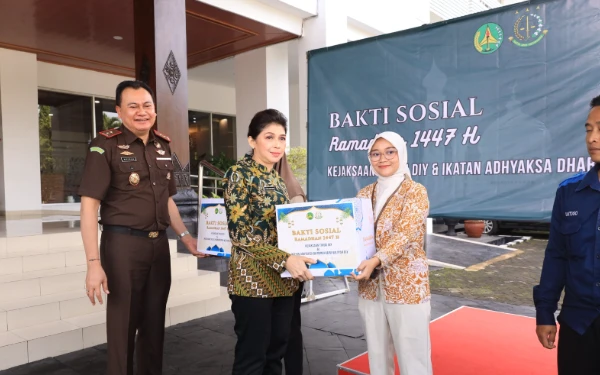 Thumbnail Berita - Strategi Kejati DIY Redam Gejolak Harga: Dari Bazar Murah hingga Berbagi Takjil di Titik Nol