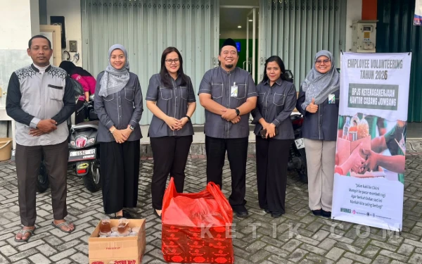 Thumbnail Berita - Peduli Ummat Muslim Berpuasa, BPJS Ketenagakerjaan Jombang Bagikan Takjil