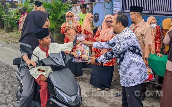 Thumbnail Berita - Ramadan Jadi Panggung Aksi, Guru Tenggarang Bondowoso Perkuat Empati dan Kepedulian