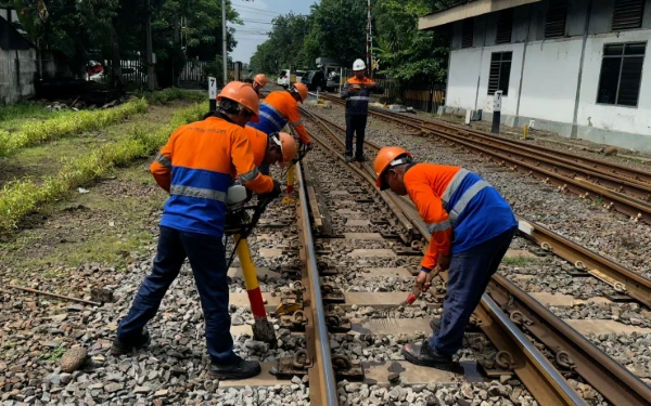 Thumbnail Berita - Jelang Masa Angkutan Lebaran 2026, KAI Daop 8 Surabaya Intensifkan Pemeriksaan Jalur dan Jembatan