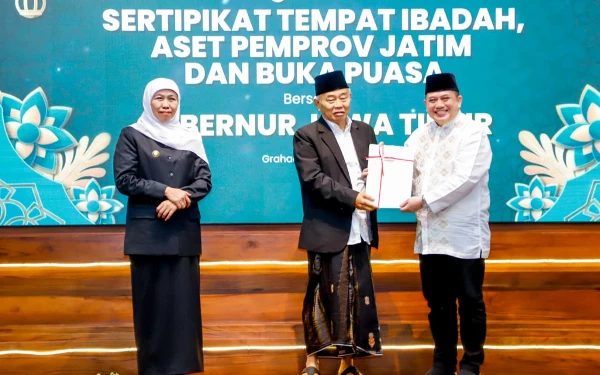 Thumbnail Berita - Disaksikan Gubernur Khofifah! BPN Serahkan 444 Sertipikat Hak Pakai  Atas Nama Pemprov dan Tempat Ibadah
