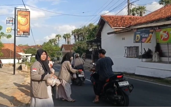 Thumbnail Berita - Puasa Ramadan, OSIS MA AL Ishlah Bilapora Barat Ganding Sumenep Bagi-Bagi Takjil Gratis
