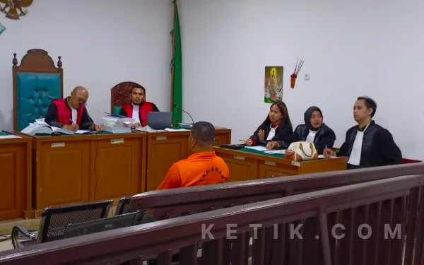 Thumbnail Berita - Istri Terdakwa Debyk Bersaksi via Video Conference, Ungkap Asal-usul Rumah Tiga Lantai di Tulung Selapan