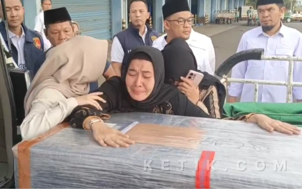Thumbnail Berita - Jenazah Erlangga Tiba di Palembang, Tragedi di Lantai 18 Kamboja Picu Sorotan Keras Soal Perlindungan WNI