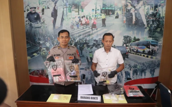 Thumbnail Berita - Satresnarkoba Polres Madiun Kota Ungkap Dua Kasus Peredaran Sabu, Ratusan Gram Sabu Disita