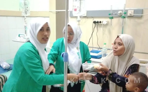 Thumbnail Berita - PC Fatayat NU Sampang Bagikan 300 Paket Iftar untuk Pengunjung RSUD, Puskesmas dan Masyarakat