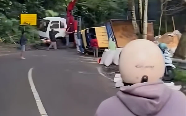 Thumbnail Berita - Diduga Hilang Kendali, Truk Overload Muat Sekam Terguling di Jalan Payung Kota Batu