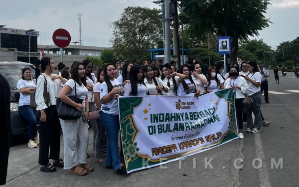 Tepis Stigma Negatif, Ratusan Pemandu Lagu di Cafe Radefa Kota Madiun Tebar Ribuan Takjil