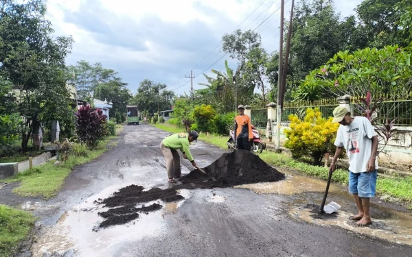 Thumbnail Berita - Pemdes dan Warga Sidorejo Lumajang Gotong Royong 'Ngebruk' Jalan Kabupaten yang Rusak Parah
