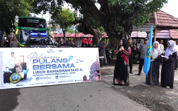 Thumbnail Berita - Lepas Ribuan Santri Mudik, Ning Iah Bekali 5 Hal Utama Saat Pulang Kampung