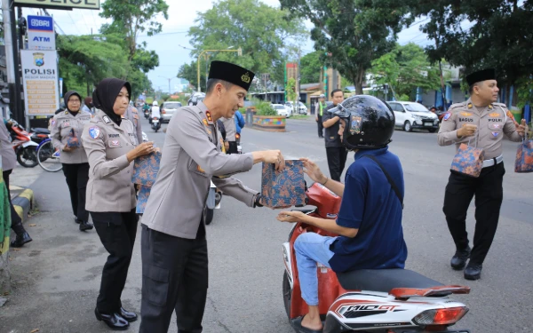 Thumbnail Berita - Berbagi di Bulan Ramadan, Kapolres Madiun Bersama Ketua Bhayangkari Tebar Takjil