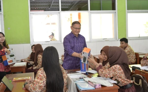 Thumbnail Berita - Kadisdik Jatim Bagikan Tumbler, Ajak Siswa Dukung Gerakan Zeroplast di Sekolah
