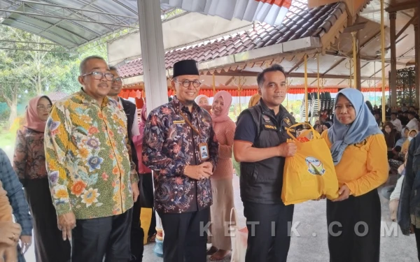 Bupati Bangkalan Salurkan Ratusan Paket Sembako untuk Pasukan Kuning di Bulan Ramadan