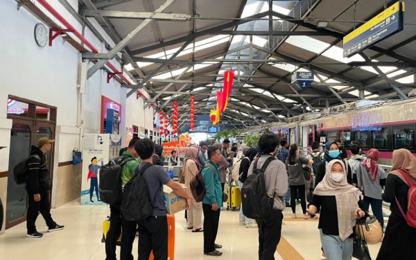 Thumbnail Berita - Kereta Tertemper Truk Sebabkan Keterlambatan Kedatangan, KAI Daop 8 Minta Maaf