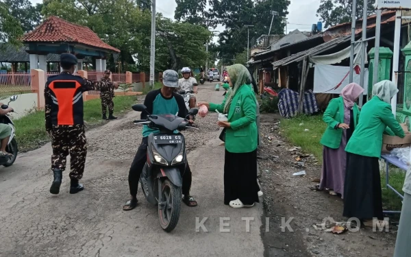 Thumbnail Berita - MWC 07 NU Ulujami Pemalang Bagikan Ribuan Takjil di Tiga Titik