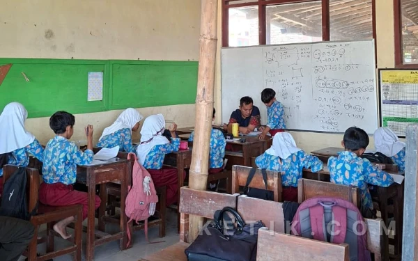 Thumbnail Berita - Belajar di Bawah Ancaman Atap Runtuh, Siswa SD di Bondowoso Terpaksa Gunakan Kelas Disangga Bambu