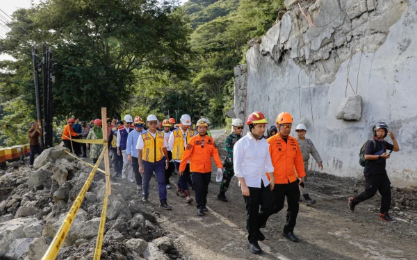 Thumbnail Berita - Wagub Jatim Pastikan Pembersihan Material Bencana Tanah Longsor di Trenggalek