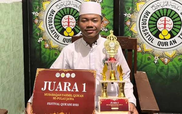 Thumbnail Berita - Fawaid A-l-Khudzaifi, Santri Muda Asal Sidoarjo yang Ukir Prestasi Nasional Ajang Musabaqah Fahmil Qur’an
