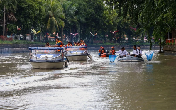 Thumbnail Ribuan Warga Surabaya Kompak Kerja Bakti Bersihkan Kalimas, Eri Cahyadi: Ini Bagian Jaga Lingkungan