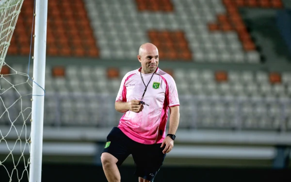 Thumbnail Berita - Bernardo Tavares Ingin Persebaya Pecahkan Dominasi Borneo FC di Stadion Segir