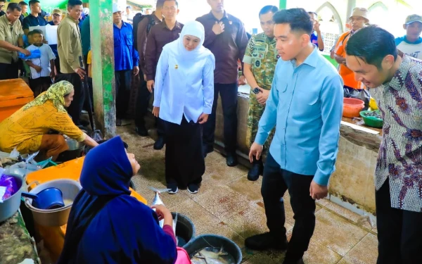 Thumbnail Berita - Khofifah Dampingi Wapres Gibran Tinjau Pasar Gelondong Gede Tuban, Pastikan Ketersediaan Bahan Pokok Terjaga