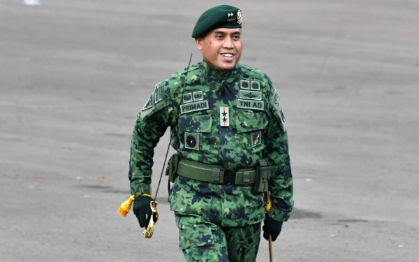 Thumbnail Berita - Tampil Gagah dan Disiplin, Pangdivif 2 Kostrad Pimpin Defile Perayaan HUT Ke-65 Kostrad