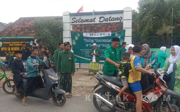 Thumbnail Berita - Tebar Kepedulian Ramadan, MWC NU Socah Bagi Takjil dan Gelar Doa Bersama