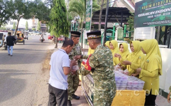 Ramadan Penuh Berkah, Koramil 16/Banda Sakti Berbagi Takjil Bersama Warga di Jalanan