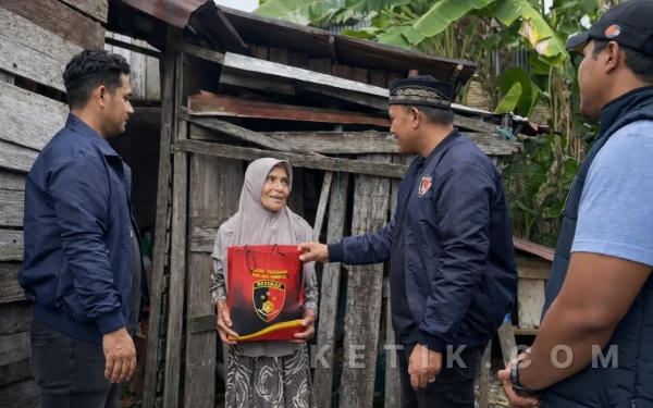 Kejar Berkah Ramadan, Sat Reskrim Polres Abdya Bagi Sembako untuk Warga Miskin
