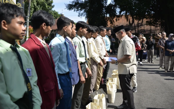 Thumbnail Berita - Maknai Ramadan Pendidikan Berdampak, Kadisdik Jatim Salurkan Santunan untuk 1.250 Siswa Kediri Raya