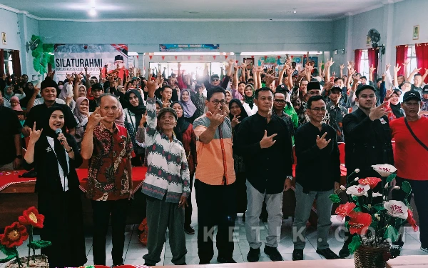 Thumbnail Berita - Mas Kaisar Anggota DPR RI Bagikan Ratusan Sembako Gratis di Wangon, Tampung Keluhan Masyarakat