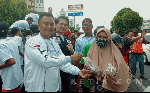 Thumbnail Berita - PSI Cilacap Selatan Bagikan 1.500 Takjil Gratis
