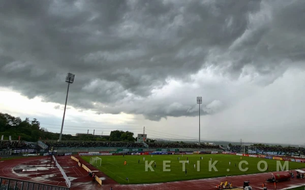 Thumbnail Prakiraan Cuaca Hari ini 8 Maret 2026: Blitar Cuaca Berawan, Kediri Hujan Ringan