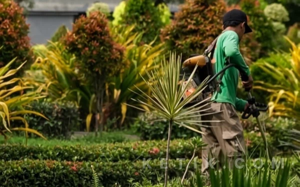 Thumbnail Berita - Jaga Estetika Wajah Kota Jelang Lebaran, DLHKP Kota Kediri Percantik Taman hingga Siagakan Pasukan Kebersihan