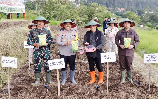 Thumbnail Berita - Perkuat Ketahanan Pangan, Wali Kota Batu dan Forkopimda Tanam Jagung di Songgokerto