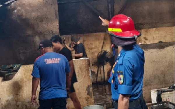 Thumbnail Berita - Padamkan Api di Dapur, Karyawan Warung Pecel di Jember Alami Luka Bakar