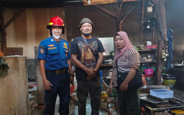 Thumbnail Berita - Damkar Jember Ingatkan Pelaku Usaha Kuliner Rutin Cek Selang dan Regulator LPG