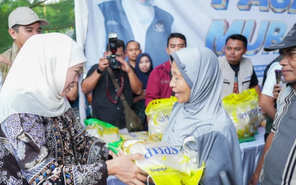 Thumbnail Berita - Pasar Murah di Pamekasan Diserbu Warga, Gubernur Khofifah Pastikan Stok Pangan Aman dan Harga Stabil