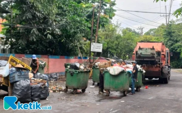 Thumbnail Berita - Video Viral Sampah Terjatuh dari Truk, DLH Surabaya Siapkan Teguran Tegas