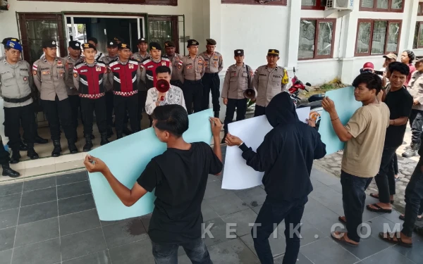 Thumbnail Berita - Soroti Banpres 1,7 Miliar, Gerak Bersatu Lakukan Aksi ke Disdikbud Aceh Singkil