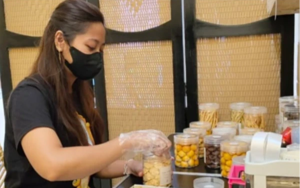 Thumbnail Berita - Jelang Lebaran, Pembuat Kue Kering di Kota Malang Kebanjiran Pesanan